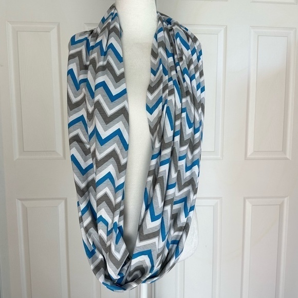 Itzy Ritzy Nursing Happens Infinity Breastfeeding Scarf Blue and Gray Chevron - Picture 1 of 4